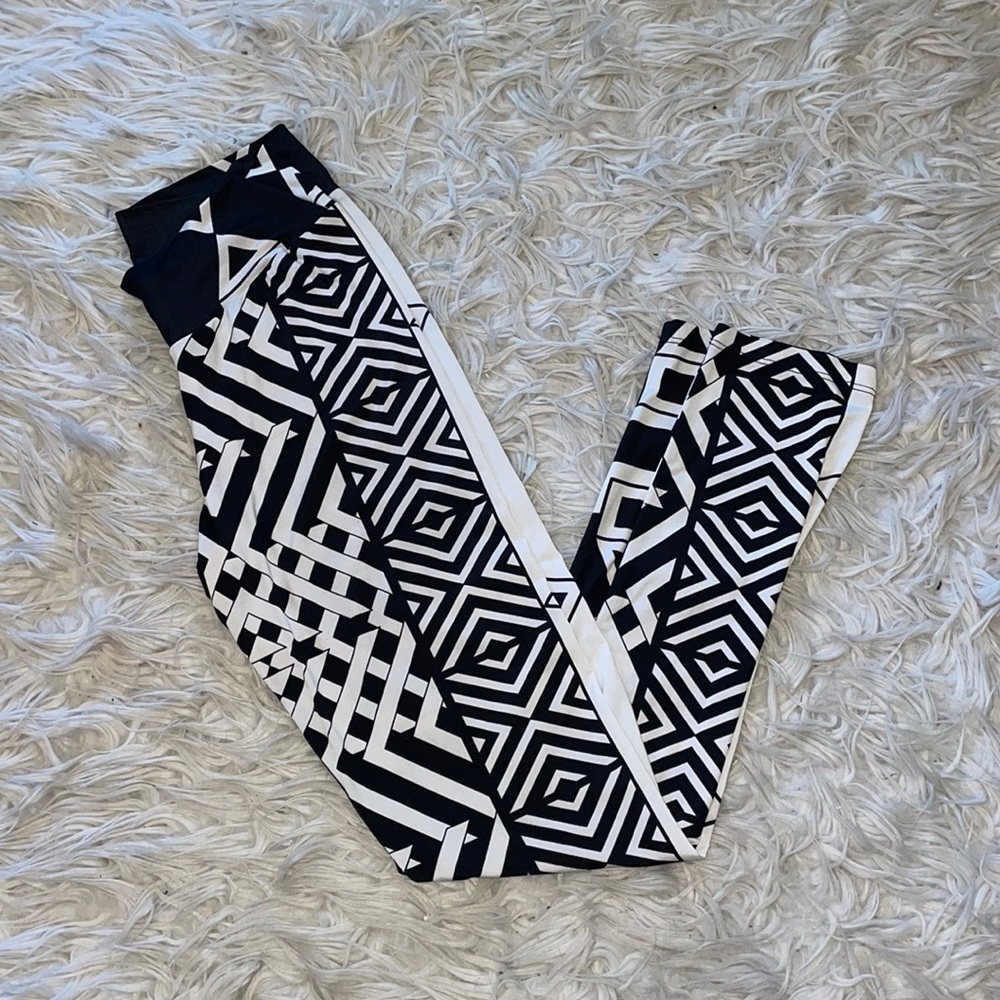 Analili Black and White Geometric Print Leggings